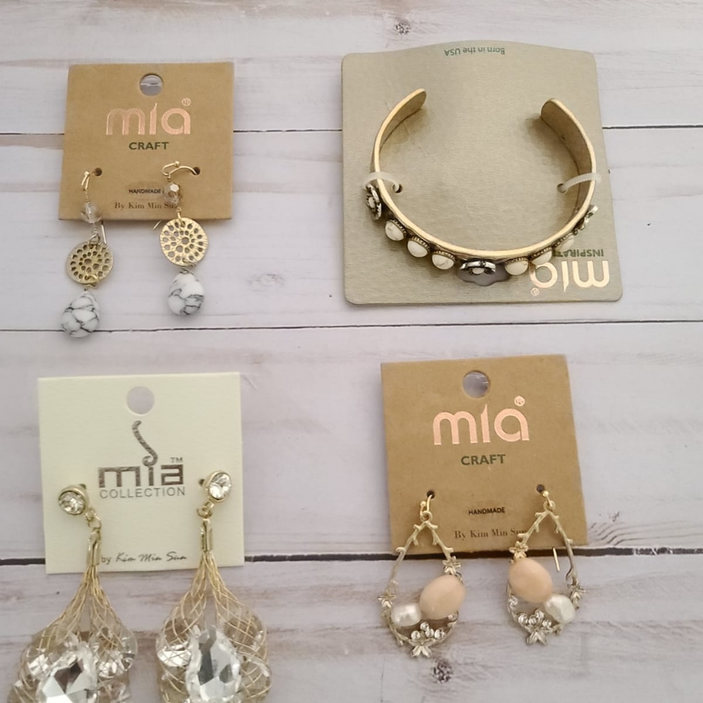 Mia collection Jewelry 4-lot Earrings & Bracelet